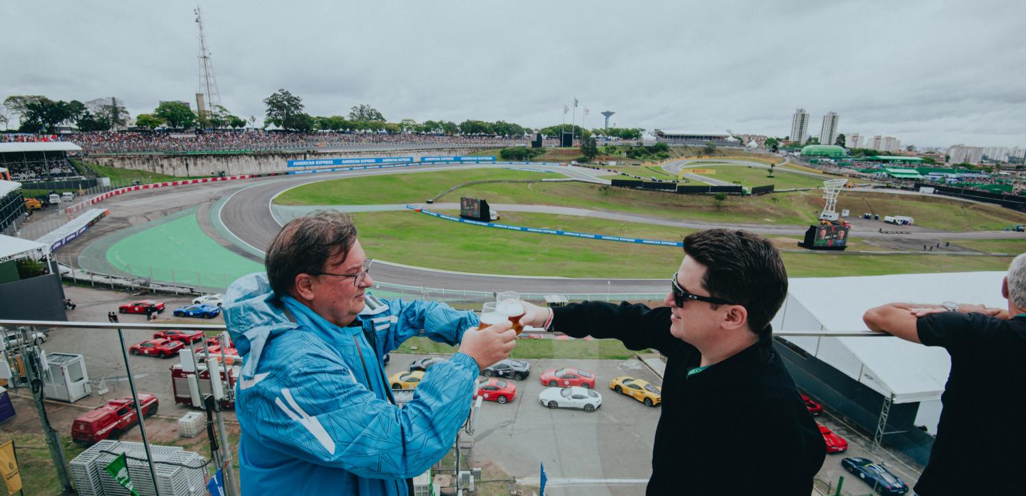 Convidados no terraço compartilhado do Grand Prix Club com vista para Interlagos